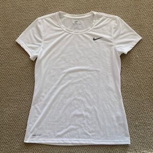 Nike The Nike Tee White Dri-Fit T-Shirt Size Medium Women’s Workout Top Like New